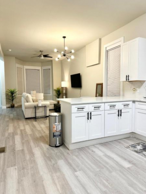 SMART STAYS - Spacious Contemporary Duplex Down